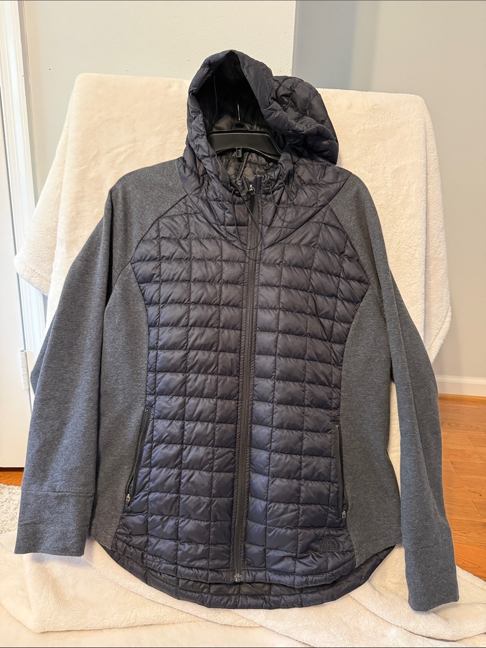 North Face Women’s Quilted Hooded Jacket - Black/Gray XL